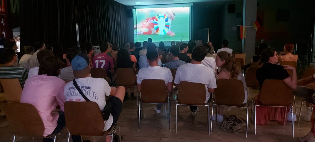 EM-Fußball in der Pausenhalle